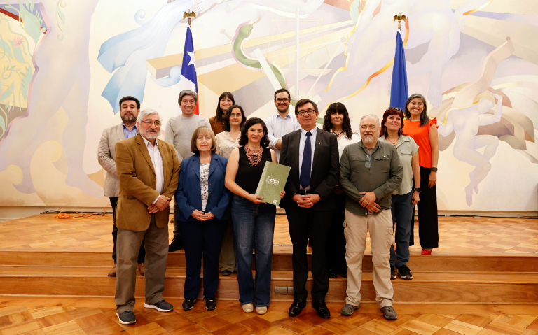 La firma del convenio contó con la presencia de las autoridades y representantes de ambas instituciones en la Casa Central de la Universidad de Chile.