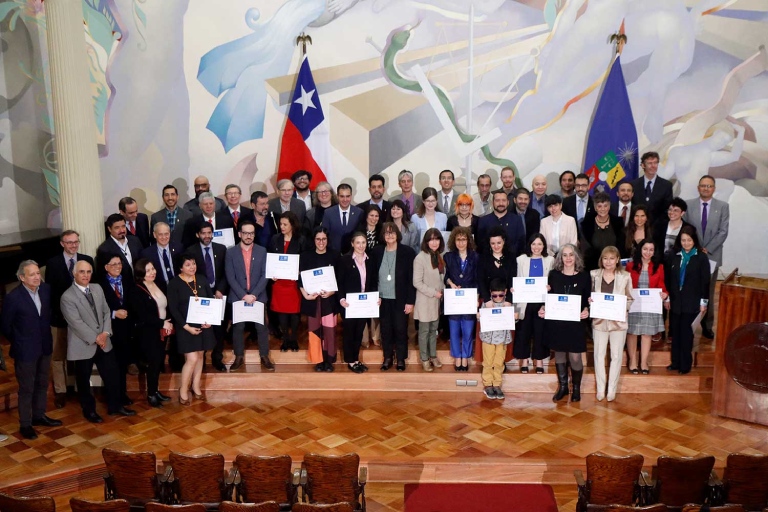 Los 43 académicos y academicas elegdias "Mejor Docente" de Pregrado 2023 junto a la rectora Rosa Devés y decanos de Facultad.