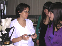 La Prof. Marta Gajardo, Directora de Extensión de Odontología junto a Luz Abuyeres y Catalina Aranda, alumnas del Liceo Nº 7 de Niñas, Providencia, en visita al Laboratorio de Microbiología Bucal