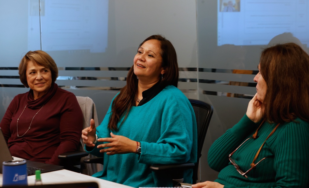 Foto de la sesión ordinaria del día once de junio del 2025. se pueden ver a las académicas, en orden de izquierda a derecha, Ana María Madrid, Verónica Figueroa Huencho y Carmen Sotomayor.