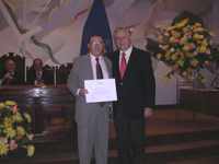 El Prof. Santiago Urcelay, Director de Pregrado de la Universidad de Chile, entregó el galardón como Mejor Docente 2008 al Prof. Dr. Luis Godoy Rojas. 