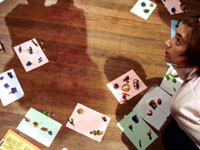 El primer taller, titulado "El juego de la vida. Psicodrama de mesa", introdujo a los participantes en una técnica de psicodrama que utiliza figuras de plasticina como un método terapéutico.
