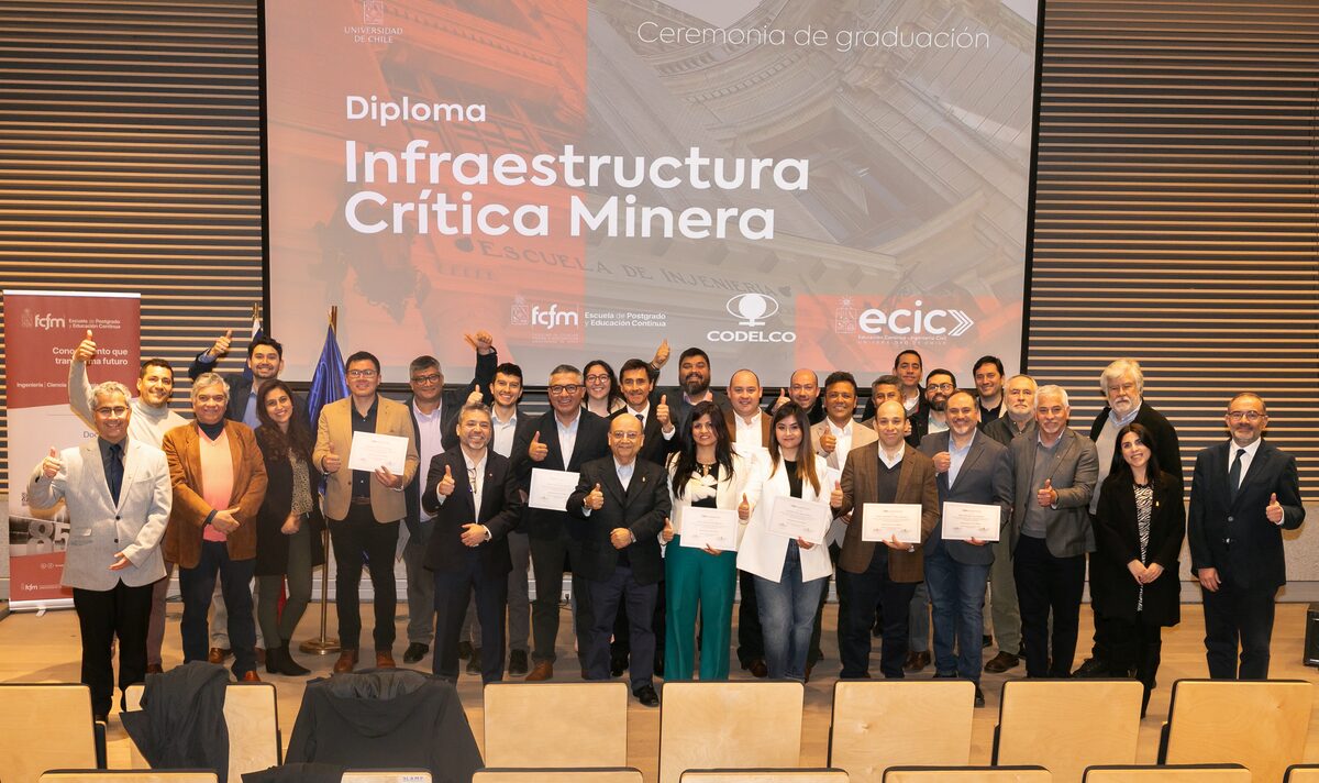 Graduados del Diplomado en Infraestructura Crítica Minera FCFM Codelco 2025 - Foto grupal