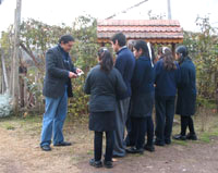 El Prof. Víctor Pérez  también se dio tiempo para dialogar con los estudiantes.
