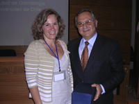Dra. Consuelo Fresno entregó la distinción al Dr. Nestor López.