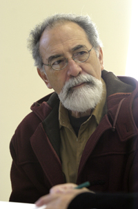 Gustavo Meza destacó de su colega Mauricio de la Parra su importante labor en la gestión, organización y dirección artística de los Temporales Internacionales de Teatro de Puerto Montt. 
