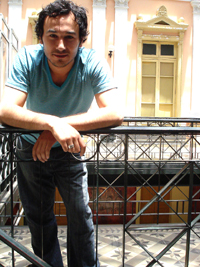 Pierre Sauré es actor y su voz personifica a José Briggs y al obrero Domingo Domínguez en el radioteatro que se transmitirá el sábado 22 de dieciembre por Radio Juan Gómez Millas.