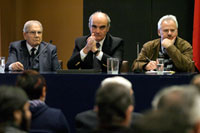 El Profesor Emérito de la Universidad de Chile Enrique Silva-Cimma; el Director del INAP, Eduardo Dockendorff; y el sindicalista francés Jacky Bontemps. 