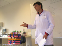 Alumno del Tercer Semestre Otoño expone en el Seminario Morfología Bacteriana.