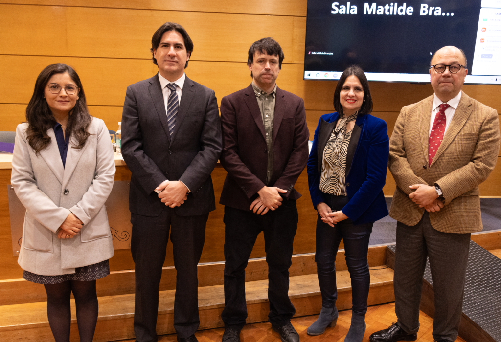 De izquierda de derecha, la Directora del CDH, prof. Constanza Núñez; prof. Jorge Contesse; prof. Alberto Coddou; prof. Manuel Núñez, y la periodista Marisol Águila.