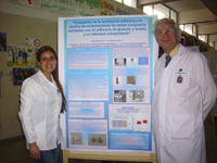 Alumna Silvia Monsalves y Dr. Marcelo Bader junto al Poster ganador del 2º lugar en la Categoría Investigación en Aplicación Clínica de la V Jornada de Ayudantes Alumnos.