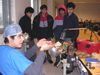 Durante la visita del Colegio San Ignacio de Alonso Ovalle a la Facultad, los alumnos conocieron, entre otros, el trabajo de los estudiantes de Odontología en los Laboratorios de Preclínicos.