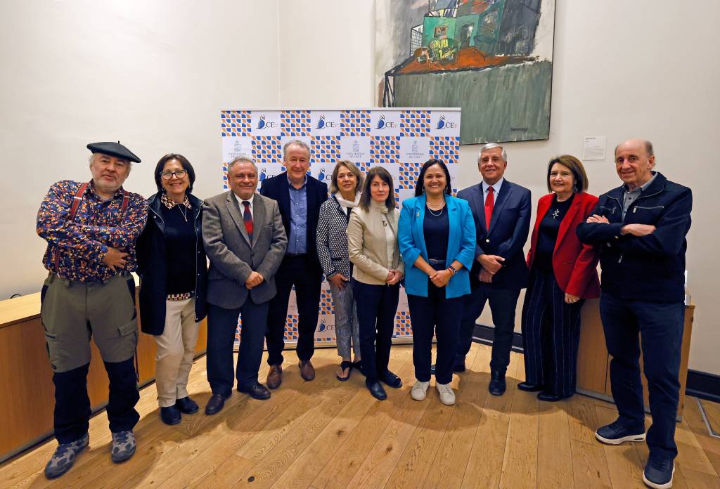 Fotografía de personas participantes en la reunión, entre quienes se cuentan la candidata y los candidatos a la Rectoría 2026 - 2030