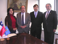 De izq. a der.: Dra. Irene Morales, Decano Julio Ramírez, Sr. Christopher Salcedo y Dr. Francisco Campos, Vicedecano.