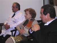 De izq. a der.: Prof. Dr. Omar Campos, Vicedecano; Prof. Dra. Susana Encina, Directora de Pregrado y Prof. Dr. Raúl Carvajal, Director del Departamento del Niño y Ortopedia Dento Maxilar.