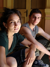 Entre los ocho jóvenes actores egresados de la Universidad de Chile, están Priscila Huaico y Nicolás Zárate, quienes interpretan a Yola y Graciano Morales, respectivamente.